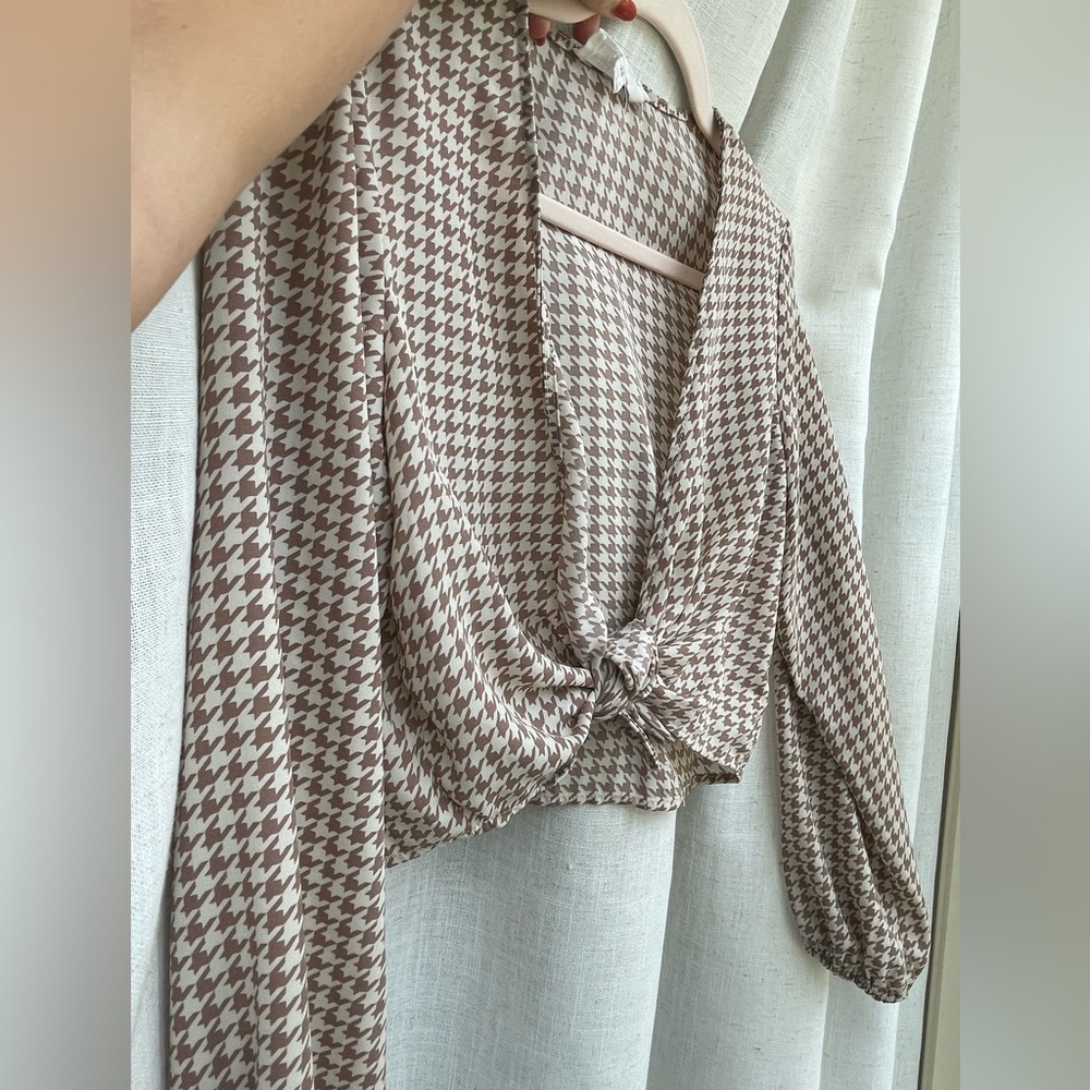 3 for $15 🦋 LIKE NEW Houndstooth Crop Tie Top - Long-sleeve - Picture 8 of 8